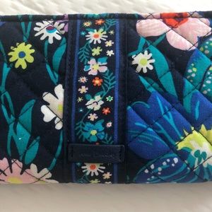 Vera Bradley: RFID Accordion Wristlet